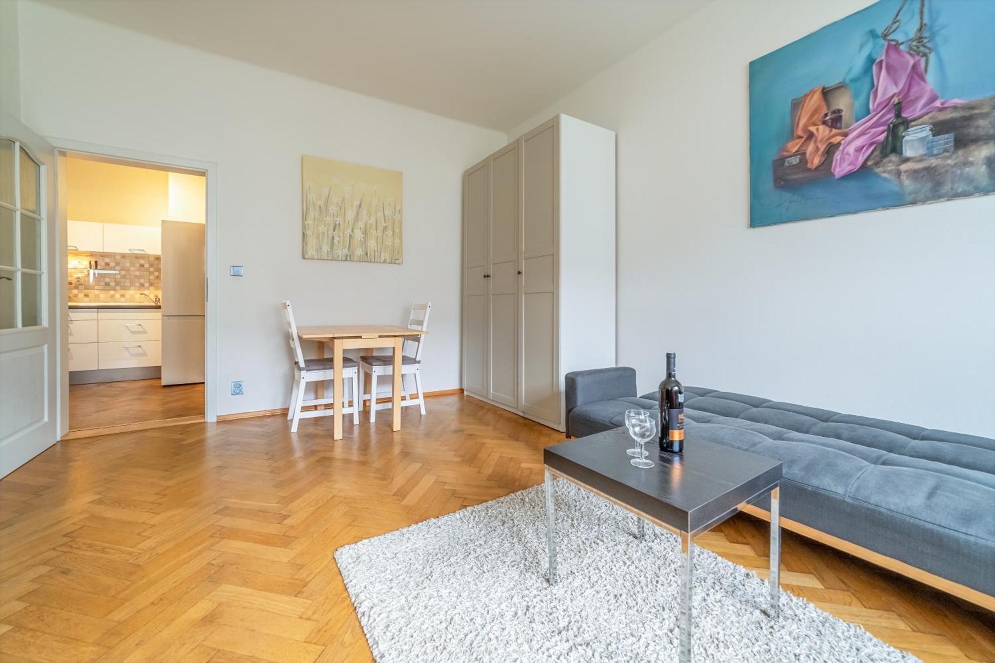 Spacious Central Budget-friendly By Rentez Apartament