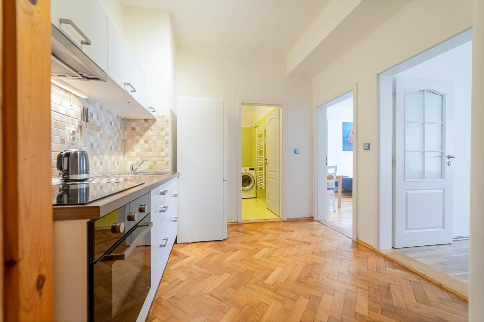 Spacious Central Budget-friendly By Rentez Apartament *