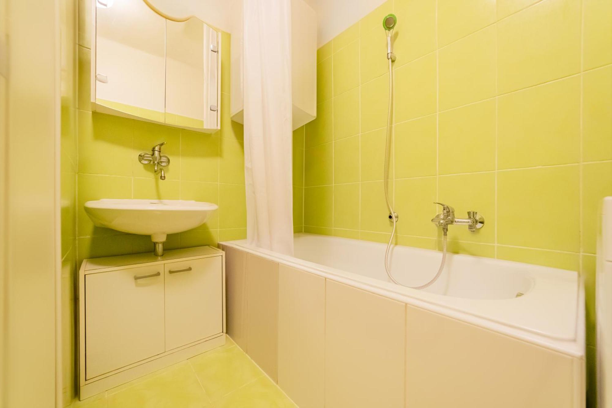 Spacious Central Budget-friendly By Rentez Apartament